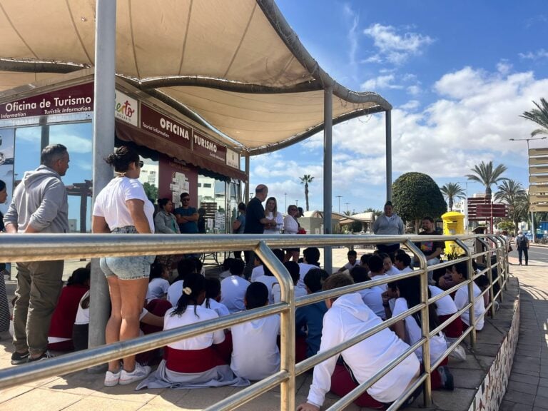 Escolares de Puerto del Rosario interactúan con turistas para acercarse al sector turístico desde edades tempranas