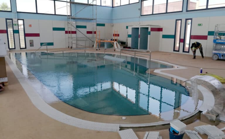 Una piscina de 1,2 millones de euros, un contrato suspendido y los usuarios y familias esperando