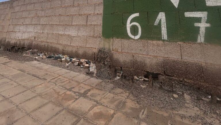 Los vecinos denuncian el riesgo de un muro deteriorado en Puerto del Rosario, y el Ayuntamiento admite saturación en Urbanismo