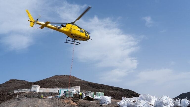 Un helicóptero H125 apoya los trabajos devallado del Pico de la Zarza elevando 17.000 kilos de material en tres días