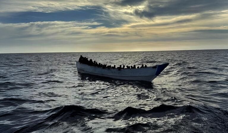 Interceptado un cayuco con 156 migrantes rumbo a Canarias frente a la costa de Mauritania