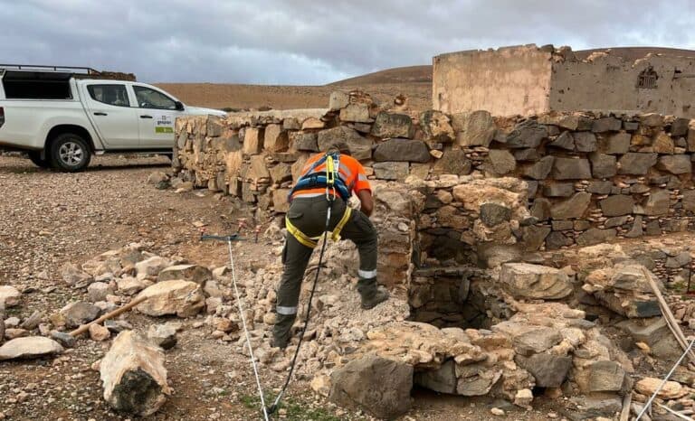 Bomberos y cuadrillas colaboran para reconstruir y tapiar los pozos del Caserío de La Florida