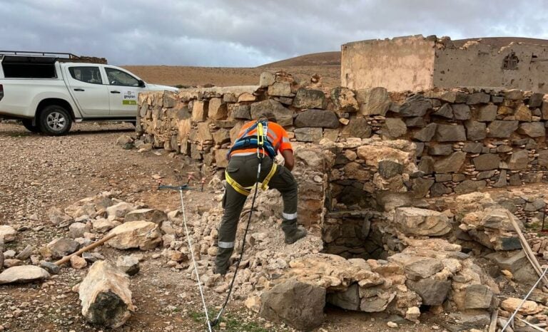Bomberos y cuadrillas colaboran para reconstruir y tapiar los pozos del Caserío de La Florida