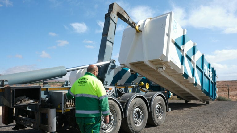 El Cabildo de Fuerteventura adquiere diez contenedores de compactación para mejorar el traslado de los residuos municipales a Zurita