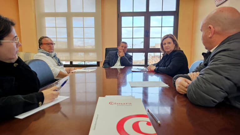 Antigua presenta a la Cámara de Comercio sus inversiones millonarias en zonas comerciales y pueblos del municipio