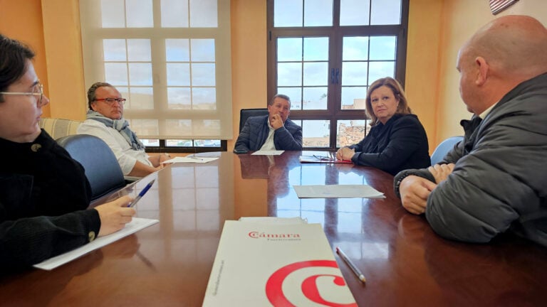 Antigua presenta a la Cámara de Comercio sus inversiones millonarias en zonas comerciales y pueblos del municipio