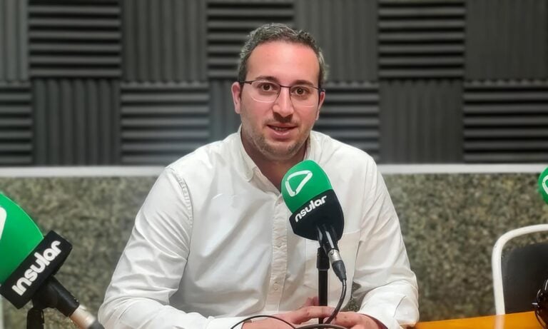 José Vicente Calero: “Se están riendo de nosotros poniendo un parche en el muelle de Corralejo”