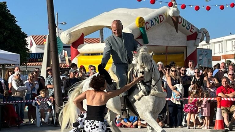 Caleta de Fuste se rinde a su espectáculo de Baile Ecuestre y Flamenco