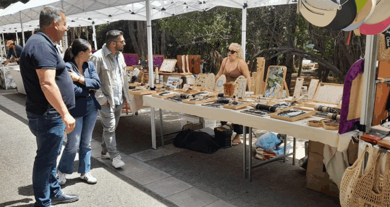 La nueva ubicación del mercadillo de Costa Calma arranca con éxito