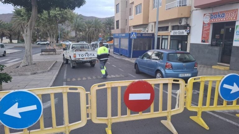 La avenida de la Constitución de Gran Tarajal, cortada por obras