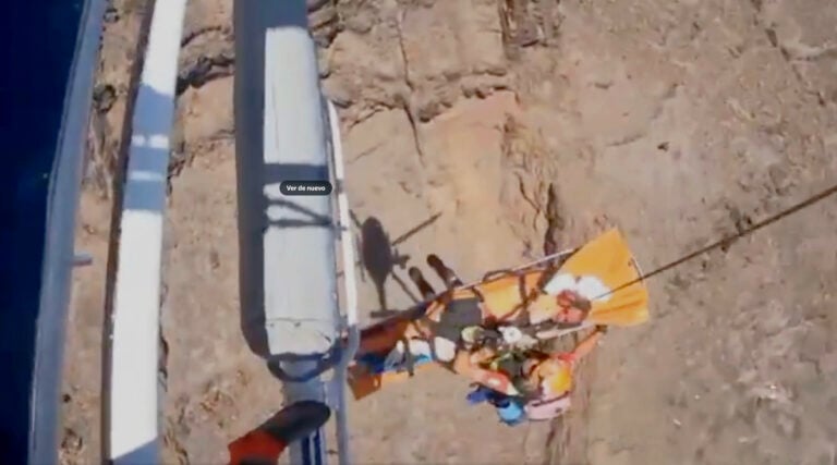 Un helicóptero del GES rescata a una mujer en una zona de difícil acceso en Tuineje