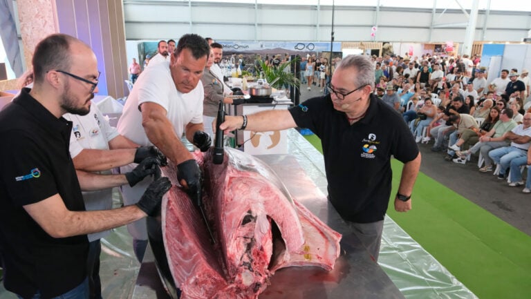 Cientos de personas degustan una pieza de 305 kilos en el ronqueo del atún de FEAGA