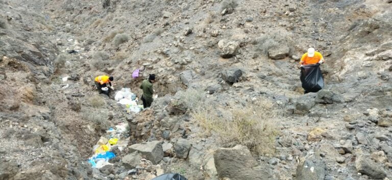 Las cuadrillas extraen del barranco de Río Cabras un contenedor de 5 metros cúbicos lleno de basuras sólo en la zona de Zurita