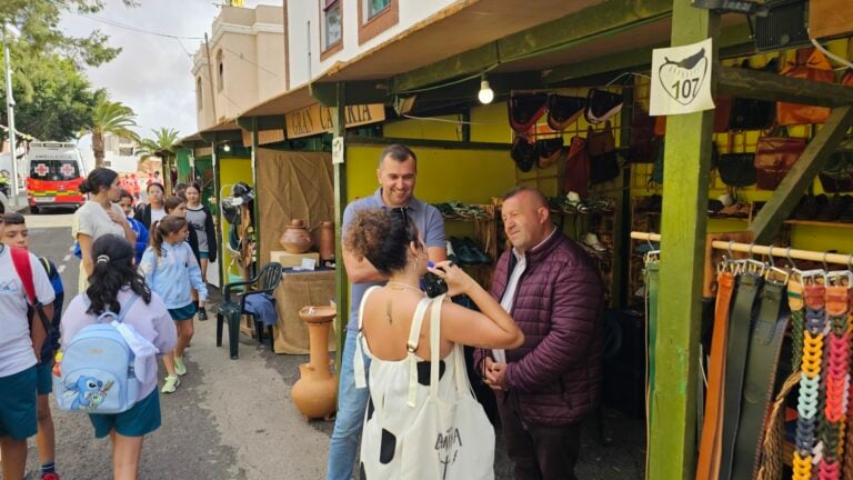 Los artesanos y artesanas enseñan en seis talleres las técnicas básicas de sus oficios en la Feria Insular