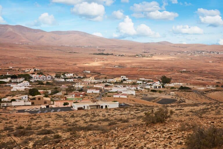 Nueva Canarias exige explicaciones por el centro de llegadas de El Matorral, los cortes de agua en Ampuyenta y la seguridad vial en travesías rurales