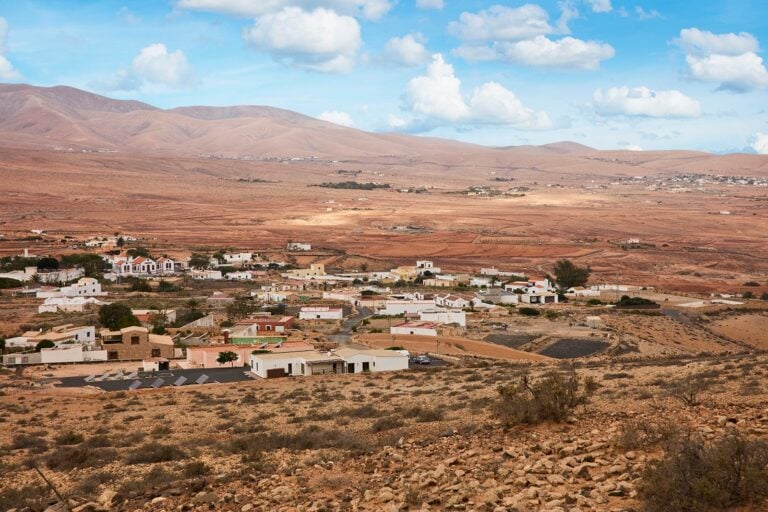 Nueva Canarias exige explicaciones por el centro de llegadas de El Matorral, los cortes de agua en Ampuyenta y la seguridad vial en travesías rurales