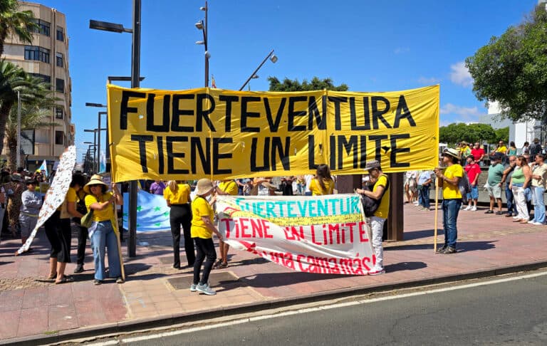El #18M llena Puerto del Rosario de reivindicación: “Esto no es turismofobia, es canaricidio”