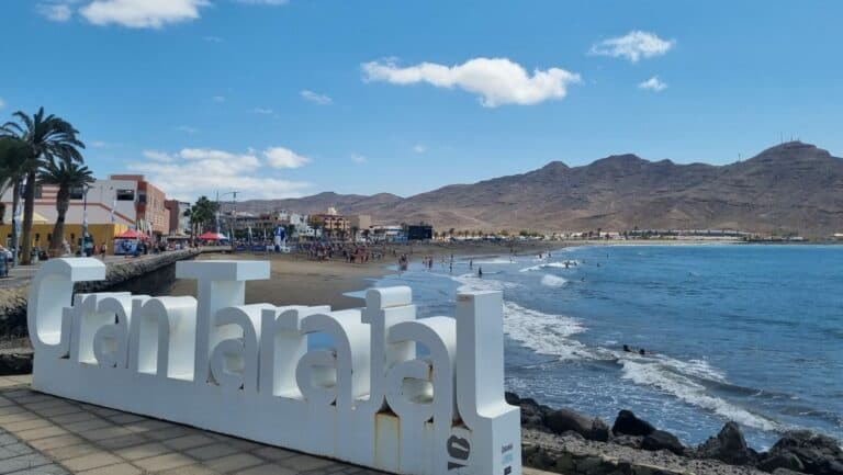 El ayuntamiento de Tuineje celebra la renovación de la bandera azul de la playa de Gran Tarajal