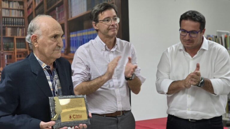 Andrés González Francés emociona con la presentación de Veinte poemas en llamas en Puerto del Rosario