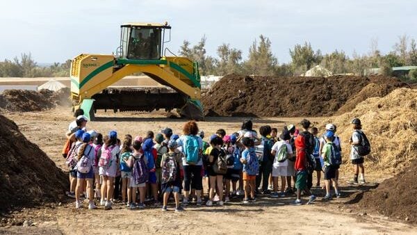 Más de 240 alumnos del CEIP La Lajita aprenden en la planta de compostaje ecológico «compost majorero» en Fuerteventura