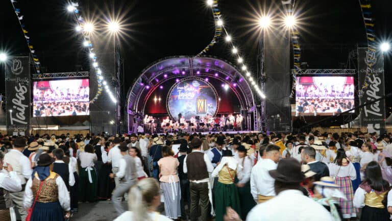 Las tradiciones brillan en la celebración del Gran Baile de Taifas 2025