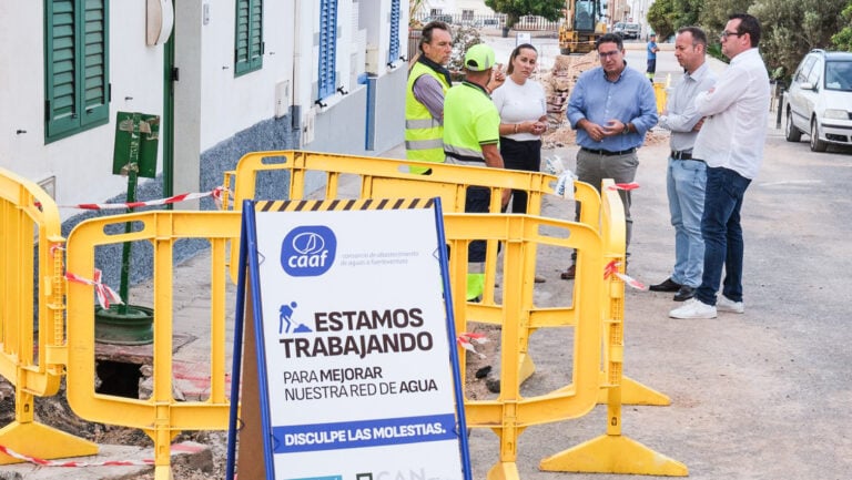 Comienzan los trabajos de mejora del abastecimiento de agua en la calle Fontán Lobe de Puerto del Rosario
