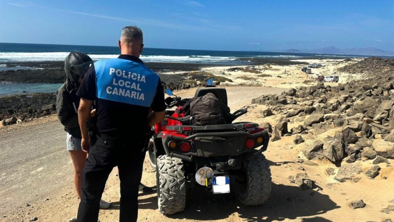 La rápida actuación de la Policía Local de La Oliva y la colaboración ciudadana evitan un grave daño ambiental en la “Playa del Mejillón”