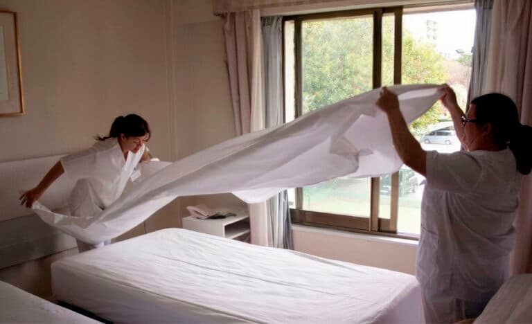 NC acusa a la consejera de Turismo de “hacerle la cama a la patronal” y abandonar a las Kellys