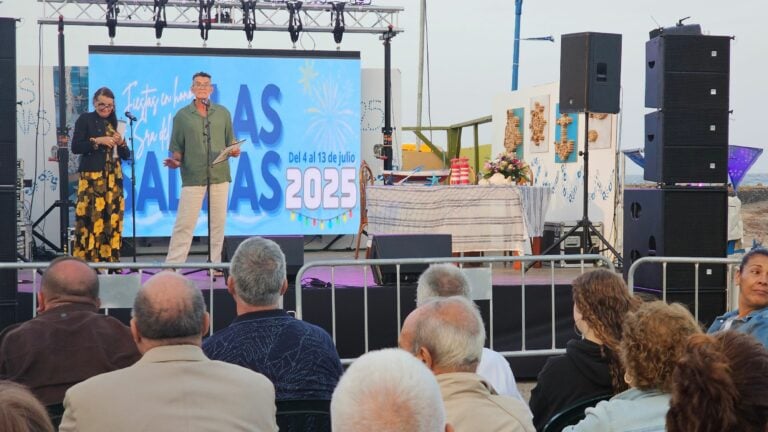 Entre recuerdos y emoción, Las Salinas da comienzo a sus Fiestas del Carmen con un pregón lleno de nostalgia familiar