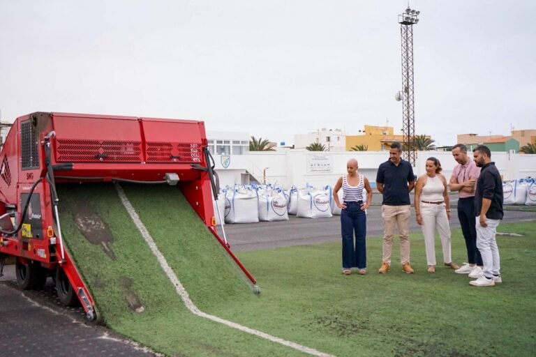 Renovado el césped del Campo Municipal de El Cotillo tras 15 años de uso