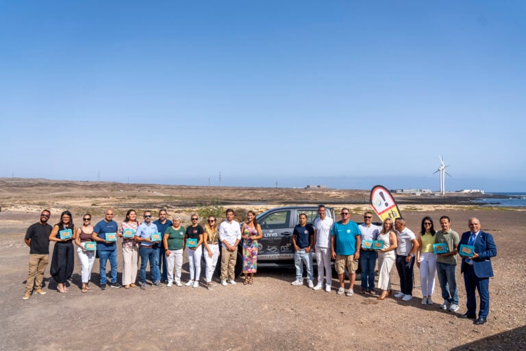El Ayuntamiento de La Oliva logra unir al tejido empresarial del municipio para respaldar la labor de Limpiaventura en la protección y limpieza del litoral de la Isla