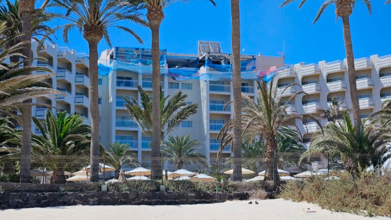 Riu derriba las suites ilegales del hotel Tres Islas tras 17 años de litigio