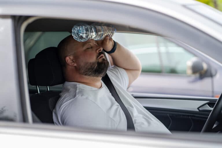 Conducir con 35º en el coche es tan peligroso como ir bebido, alertan los farmacéuticos canarios