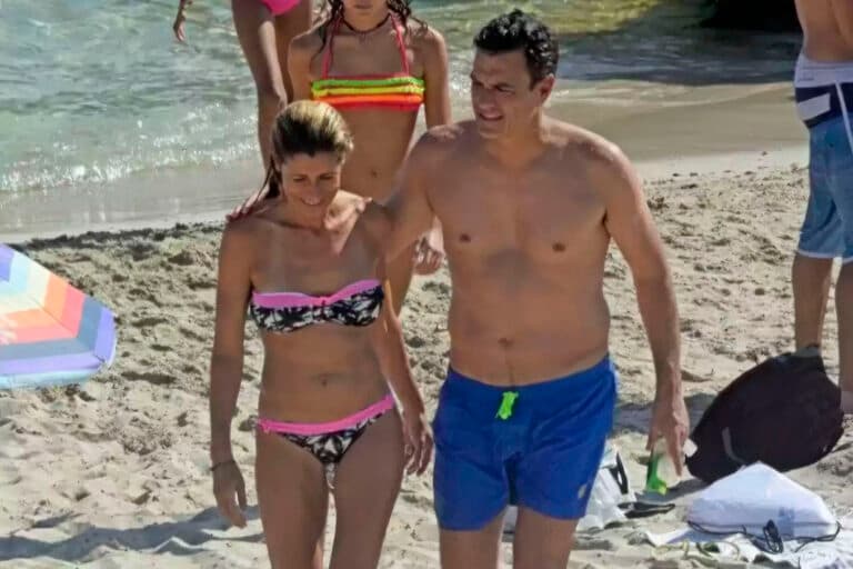 El PP propone declarar persona non grata a Pedro Sánchez en Lanzarote, donde veranea cada verano