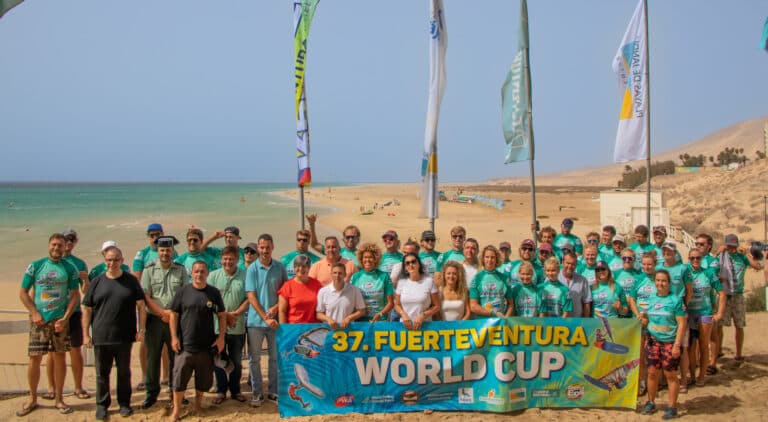 La élite del windsurf y wingfoil se da cita en La Barca en el arranque del Mundial 2025