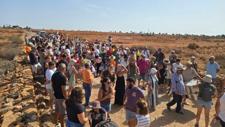 Éxito de la manifestación en Antigua: cerca de 300 personas claman contra la instalación de la antena de telecomunicaciones