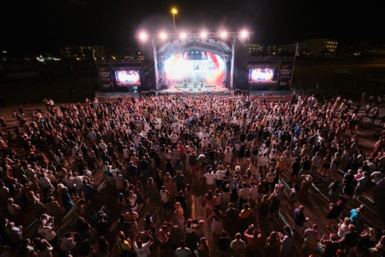 Caleta Sound Fest arranca con más de 6.000 asistentes en una noche histórica en El Castillo