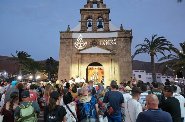 Multitudinaria ofrenda a Nuestra Señora de La Peña en la Vega de Río Palmas