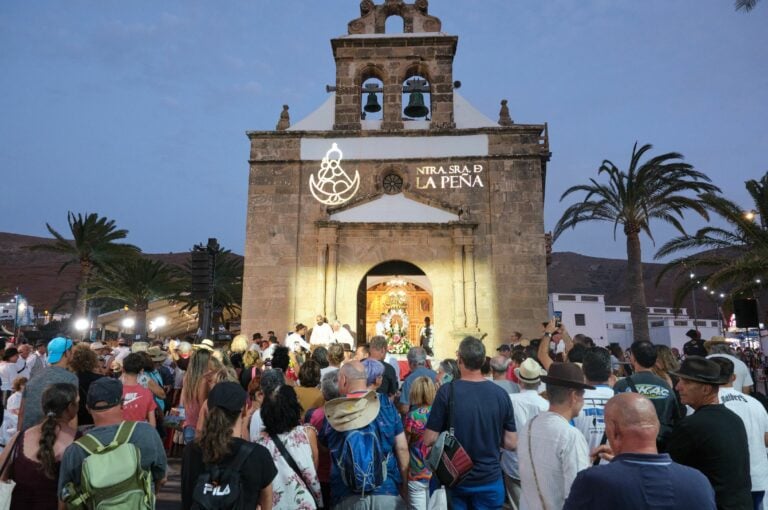 Multitudinaria ofrenda a Nuestra Señora de La Peña en la Vega de Río Palmas