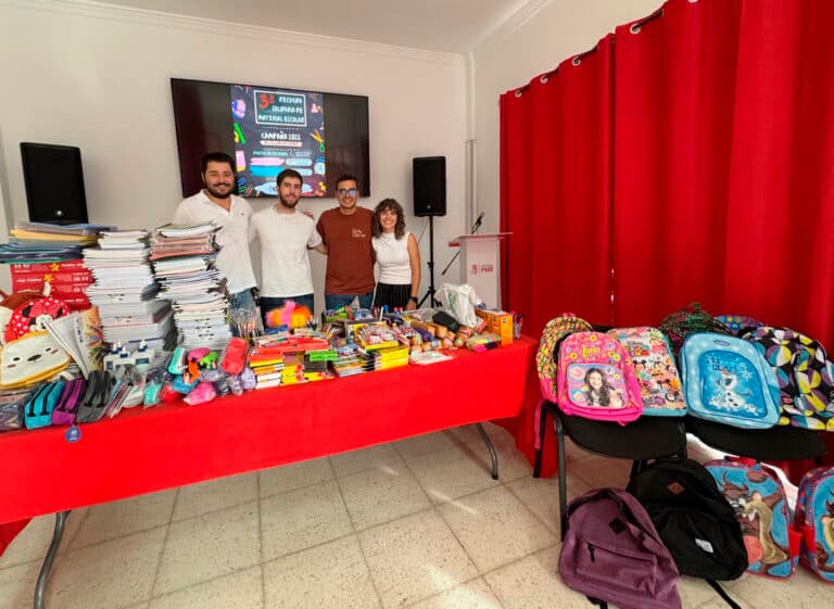 Solidaridad educativa: más de 50 familias de Fuerteventura reciben material escolar gracias a Juventudes Socialistas y FIMAPA