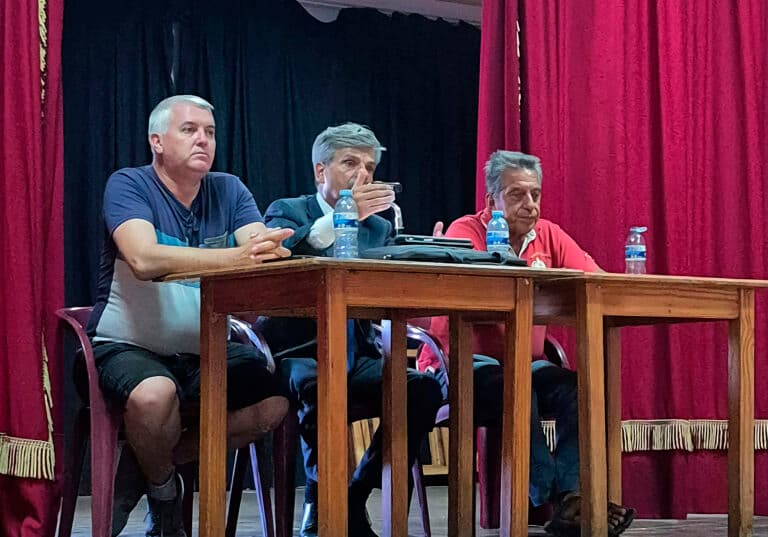 El alcalde garantiza a los vecinos de Antigua que la torre no se instalará en el Camino de Las Piletas