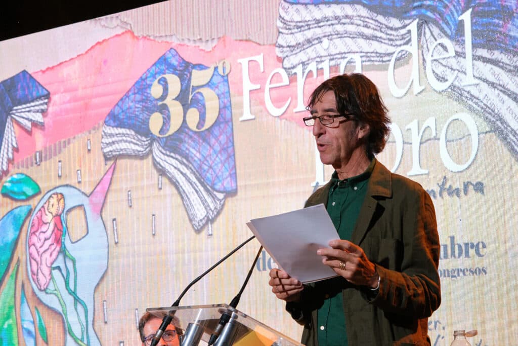“Los libros son un refugio contra la vida apresurada”: Benjamín Prado inaugura la 35ª Feria del Libro de Fuerteventura
