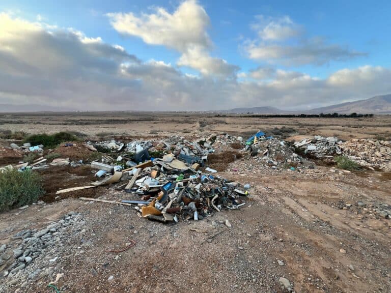 Vigilancia y sanciones contra el vertido ilegal de escombros en Antigua