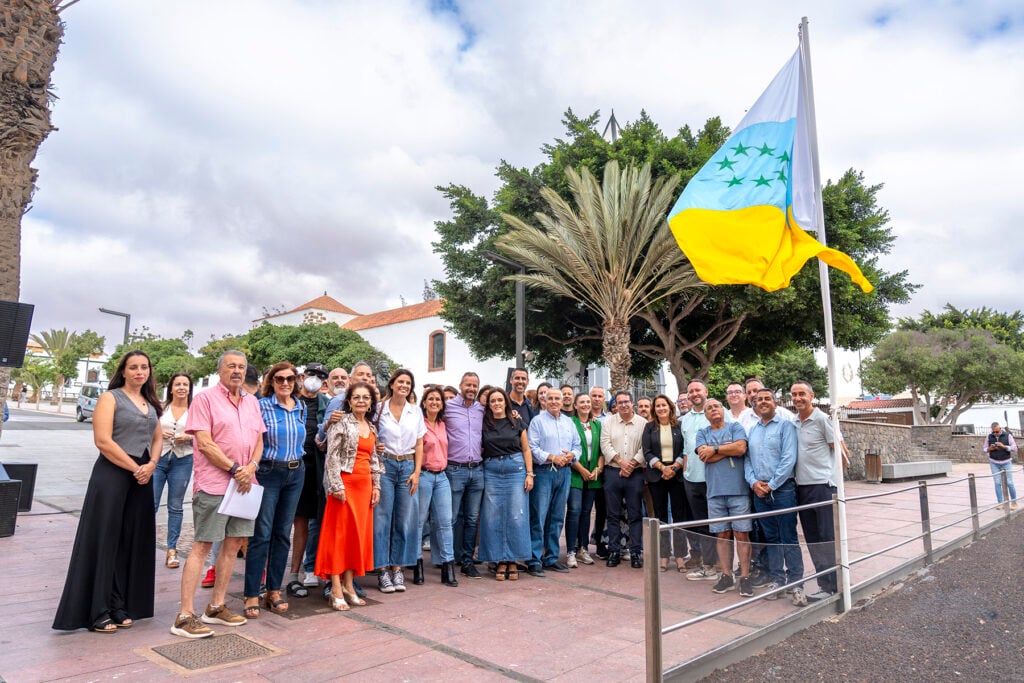 La tricolor con siete estrellas verdes ondea frente al Cabildo en el Día de la Bandera Nacional Canaria