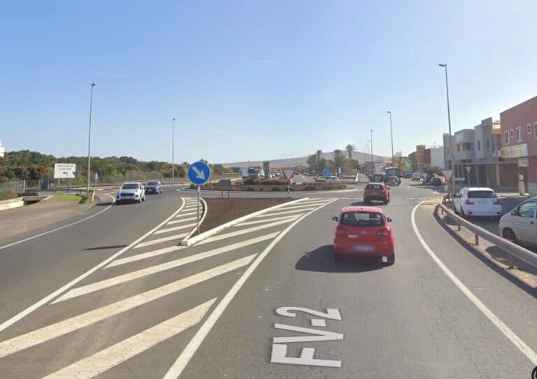 Una joven de 18 años resulta herida moderada tras ser atropellada en la rotonda del Matorral