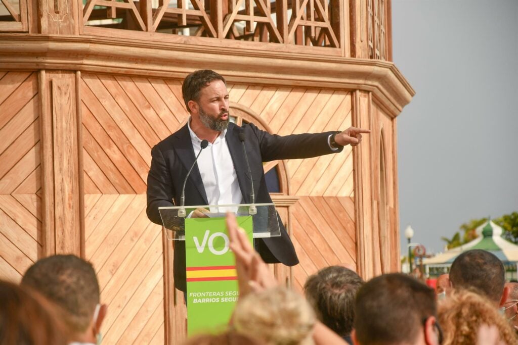Abascal afirma en Lanzarote que Vox “no contribuirá” a una moción de censura que considera “una trampa del separatismo catalán”