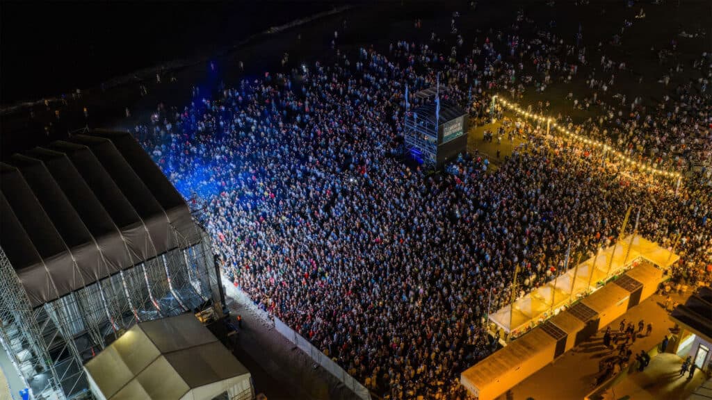 Más de 16.000 personas vibran en la primera noche del Festival Arena Negra
