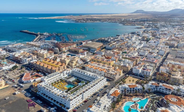 Vía libre a la construcción de un tercer instituto en Corralejo con la cesión de una parcela de 20.000 metros cuadrados
