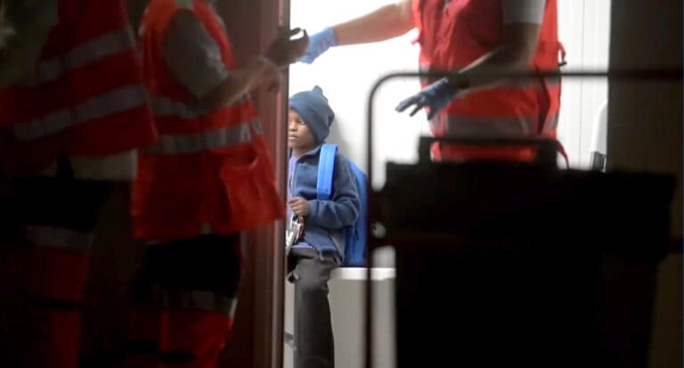 Ocho mujeres y dos niños entre los 61 migrantes socorridos de noche frente a Fuerteventura