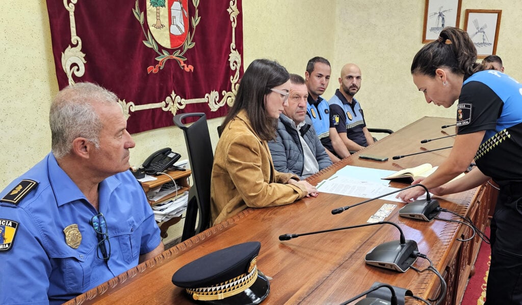 Tres agentes consolidan su plaza como funcionarios de carrera en la Policía Local de Antigua